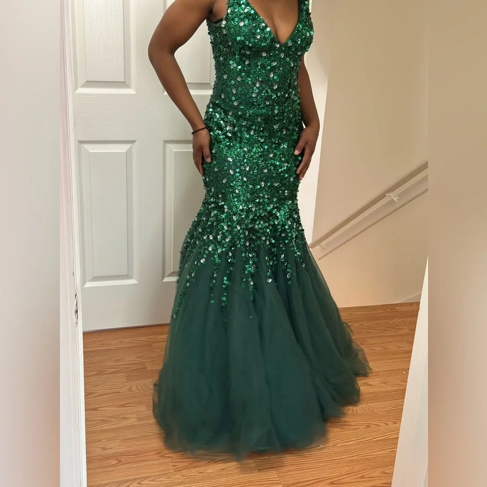 Elegant Green Evening Gown  Size M - Picture 2 of 13